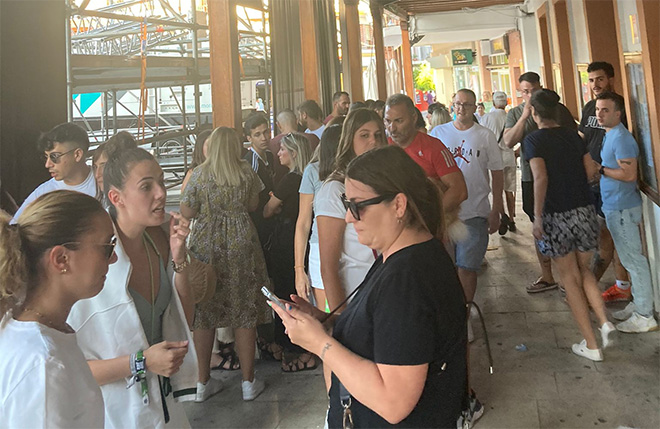 Protesta de las peñas frente al Ayuntamiento de Ciempozuelos.
