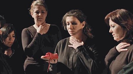 Representación de "Refugiadas", a cargo del grupo de teatro que lleva los talleres de arte social.