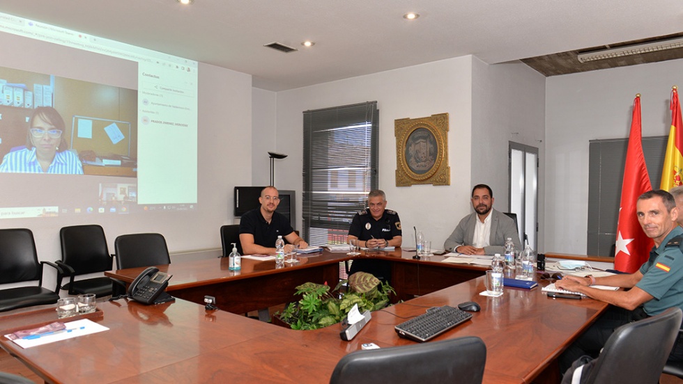 El alcalde de Valdemoro, Sergio Parra, junto a los asistentes a la Junta de Seguridad celebrada ayer.