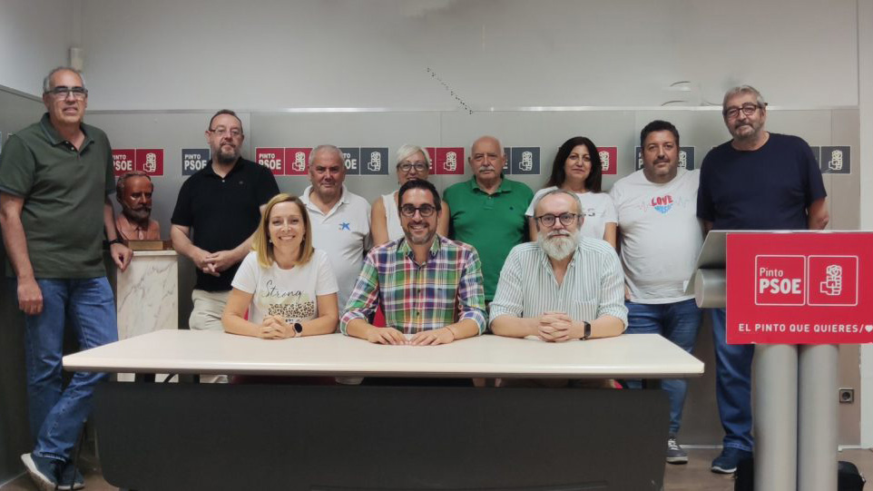 El candidato a la reelección y alcalde de Pinto, Diego Ortiz, acompañado de parte de la Comisión Ejecutiva | PSOE