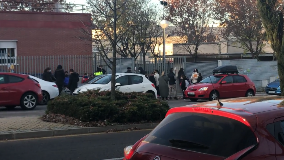Grupo de padres y alumnos, a la entrada del colegio Maestro Román Baíllo de Valdemoro.