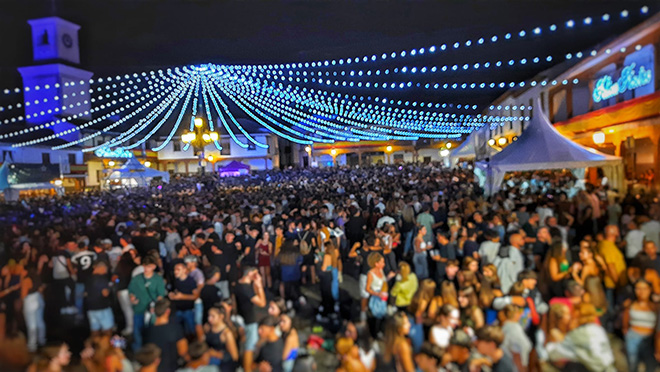 Macrodiscoteca en las fiestas de Valdemoro, en la plaza de la Constitución.