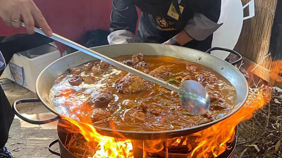 Paella valenciana elaborada por el pinteño Antonio Castellano, en la 61ª edición del Concurso Internacional de Paella de Sueca. Paella valenciana elaborada por el pinteño Antonio Castellano, en la 61ª edición del Concurso Internacional de Paella de Sueca.