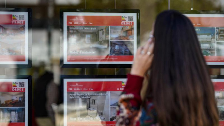 Una joven contempla la oferta de alquileres en un municipio de Madrid | Jos&eacute; Ram&oacute;n Ladra (ABC)