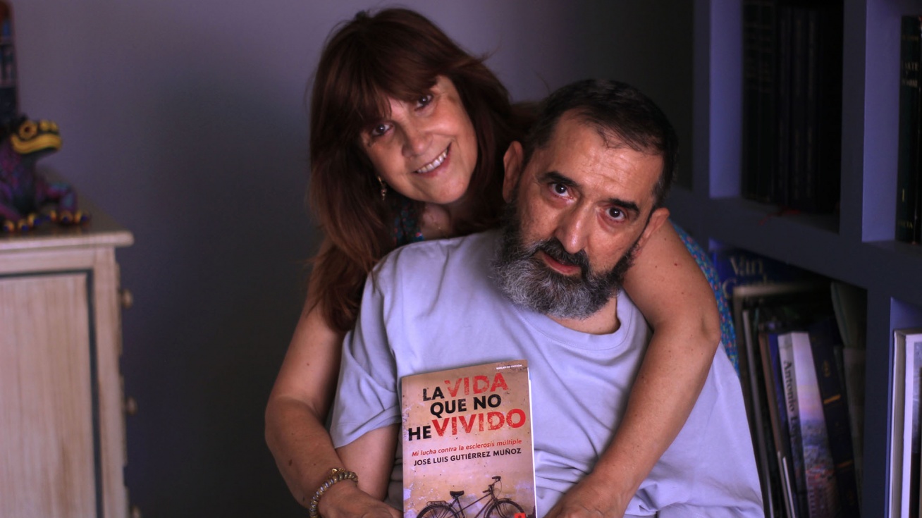 José Luis y Aurora posan con el libro en su casa de Pinto. José Luis y Aurora posan con el libro en su casa de Pinto.