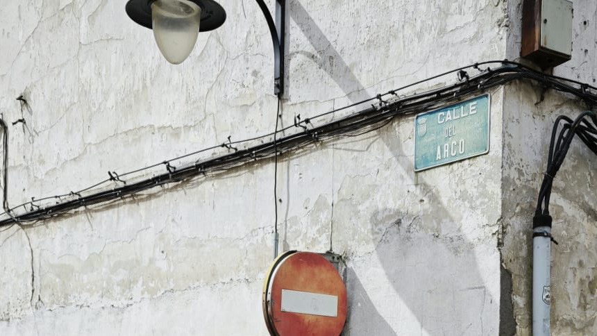 Instalación eléctrica en la calle del Arco.