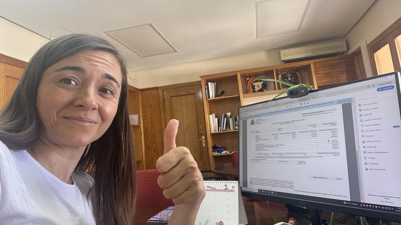 La alcaldesa, Raquel Jimeno, con la notificación del Ministerio de Hacienda.