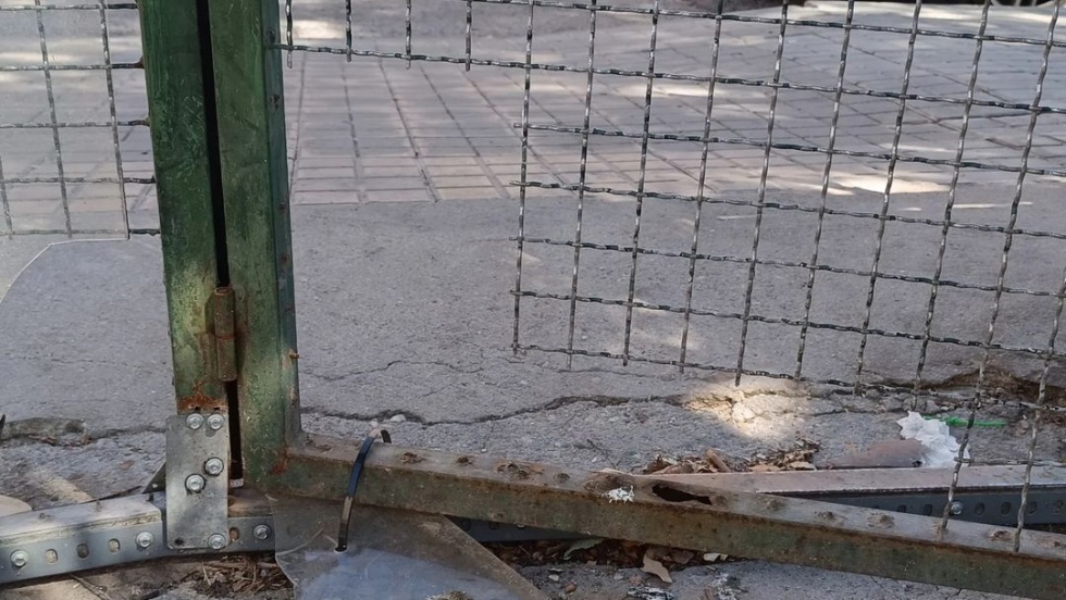 Estado actual de la puerta dañada. Estado actual de la puerta dañada.