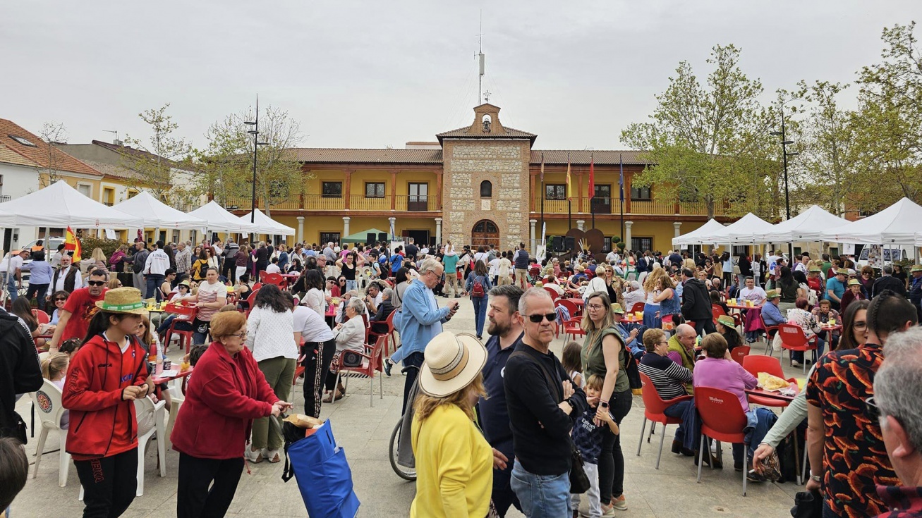 Los vecinos y visitantes disfrutan de las tapas en la Feria del Espárrago.