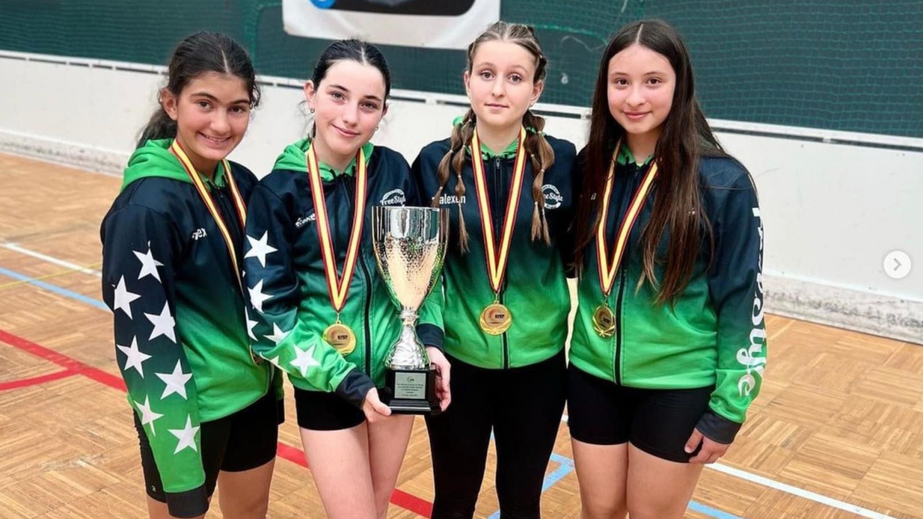 El equipo femenino de la Escuela Freestyle de Valdemoro.