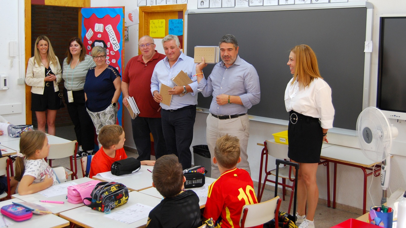 Los representantes municipales en su visita a los colegios con motivo de la vuelta al cole. El alcalde, David Conde, muestra a los niños una de las agendas encargadas por el Ayuntamiento.