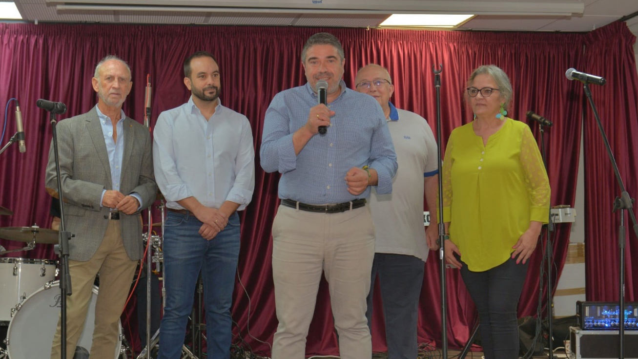 El portavoz del PSOE, segundo por la izquierda, fotografiado junto al alcalde en uno de las actividades de las fiestas patronales.