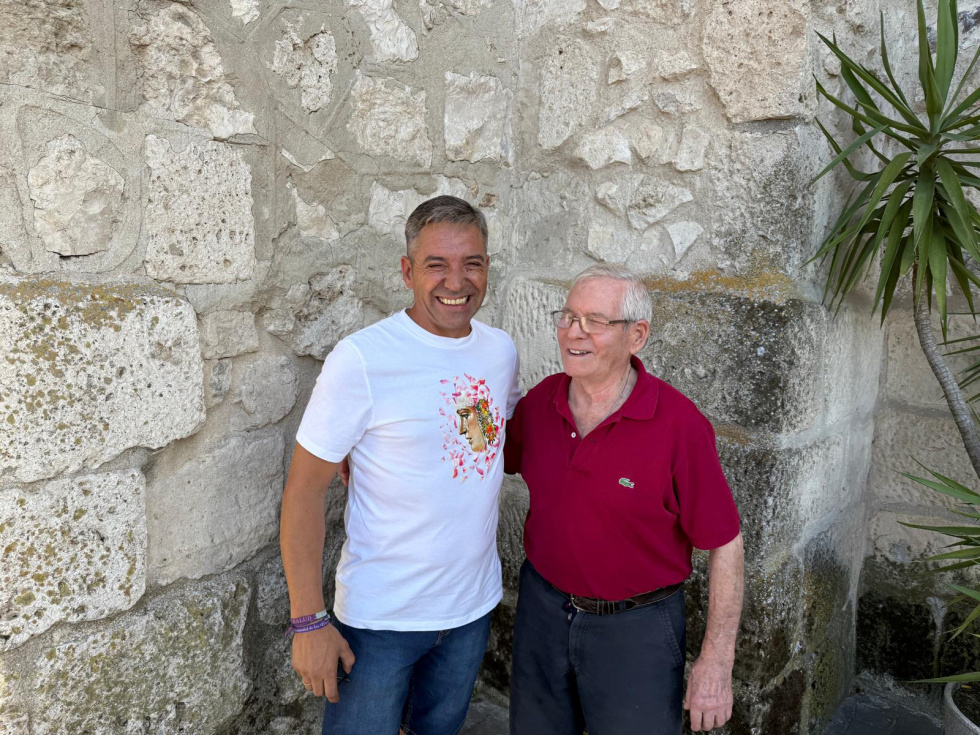Alberto Rodríguez, hermano mayor del Cristo, y Alfredo Humanes, presidente de la Asociación de Nuestra Señora del Rosario.