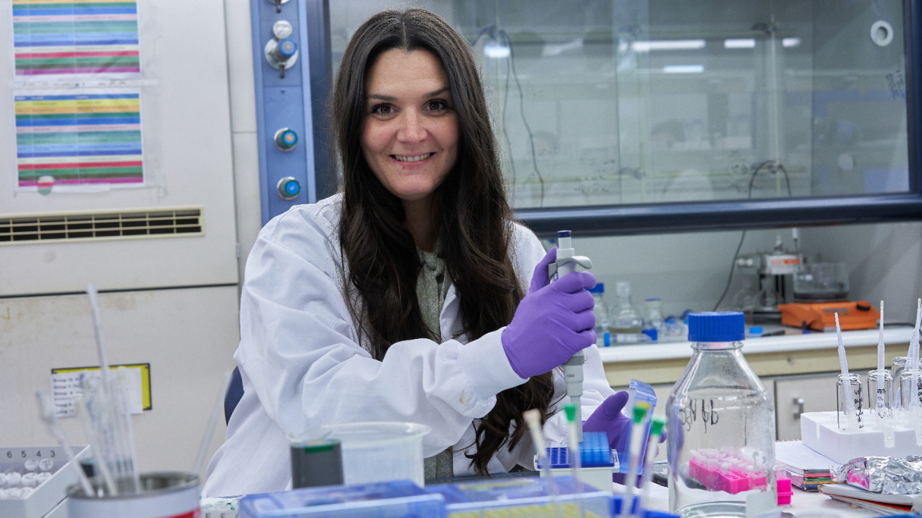 Beatriz Lozano, la investigadora de Pinto detrás de las novedosas pulseras contra la sumisión química que se están repartiendo entre los jóvenes, en su laboratorio.