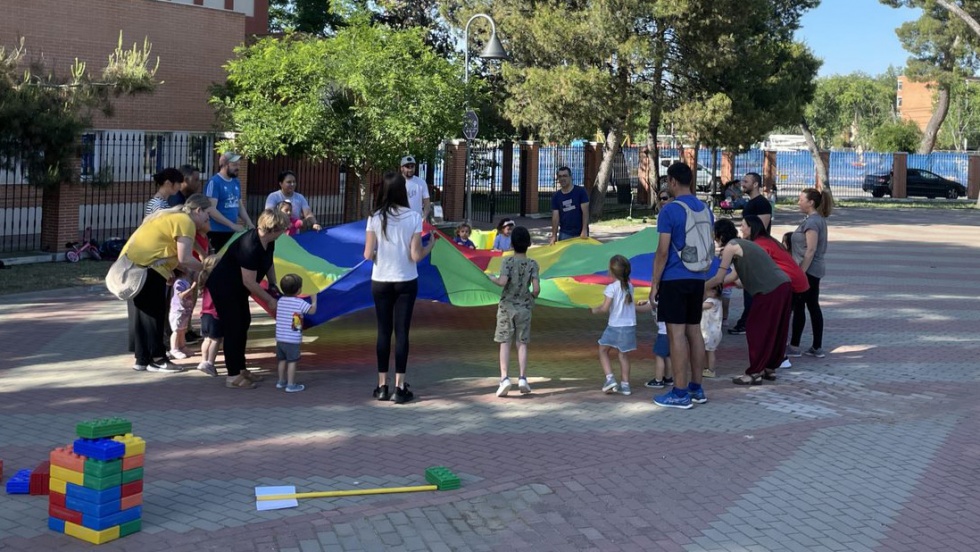 Padres y niños en el parque Fúster de Pinto.