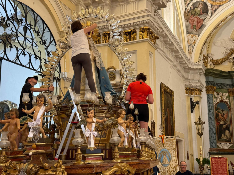 La virgen, preparándose para las fiestas.