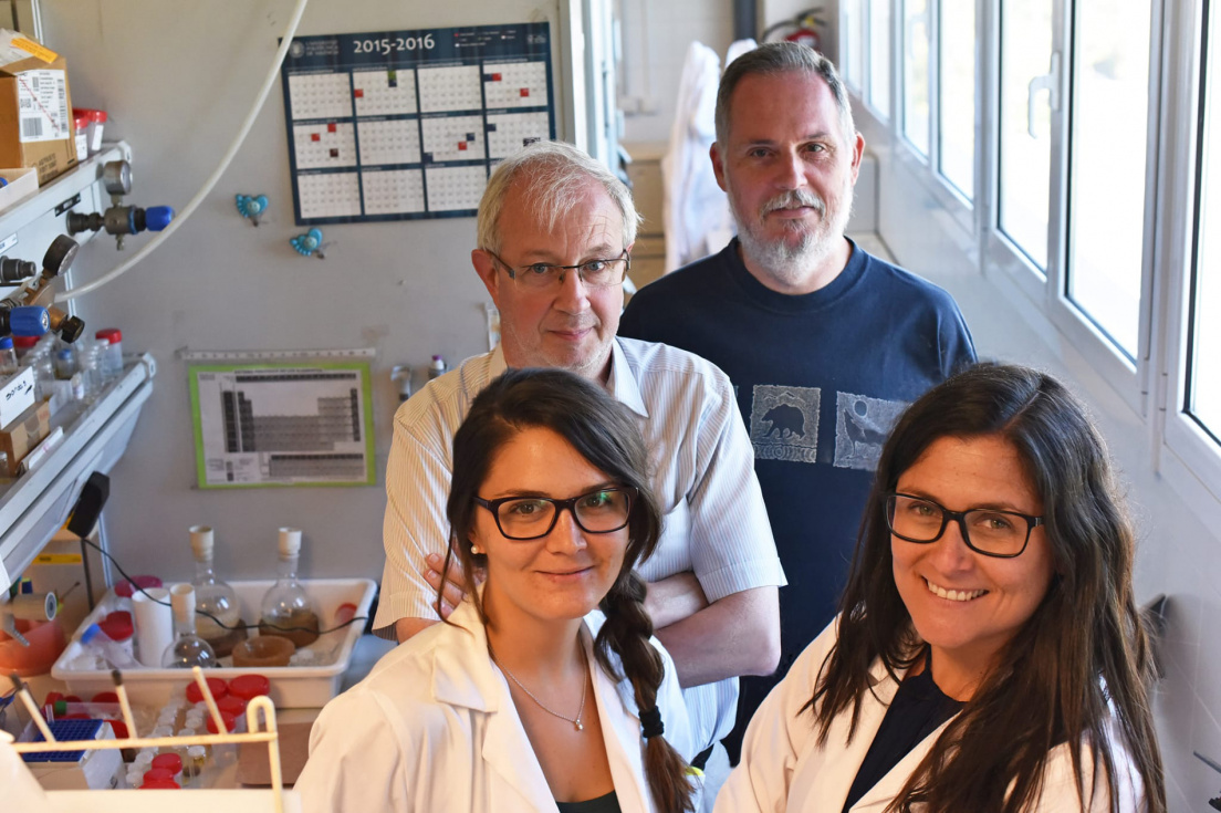 Los científicos Ramón Martínez, Félix Sancenón y Andrea Bernardos, junto a Andrea, completan el grupo de trabajo destrás de las pulseras contra la sumisión química.