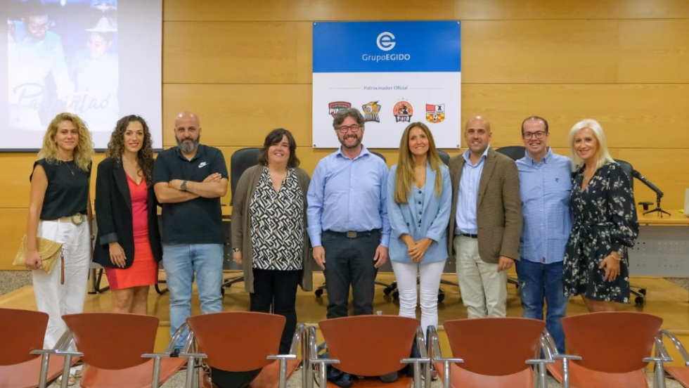 El alcalde de Pinto, Salomón Aguado, y el director comercial de Grupo Egido, David Castro, junto con representantes del deporte y el gobierno pinteños | Img: EPinto.