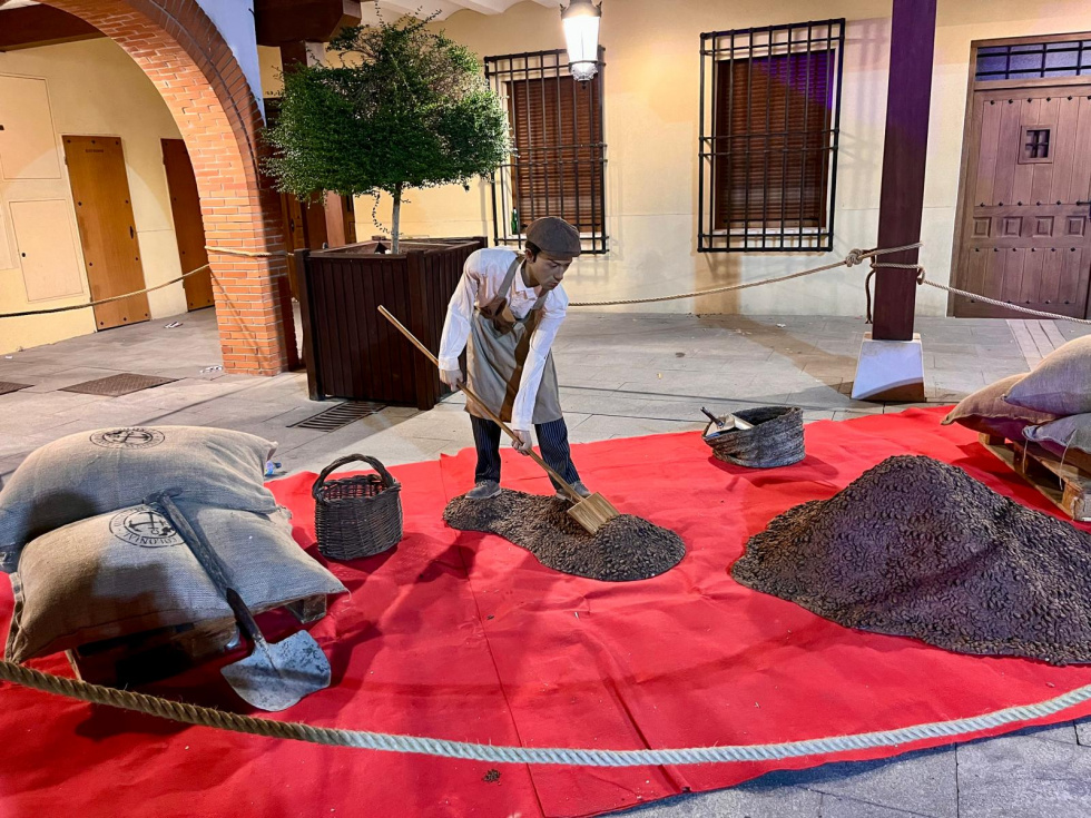 Recreación de un trabajador durante la época de la fábrica La Colonial