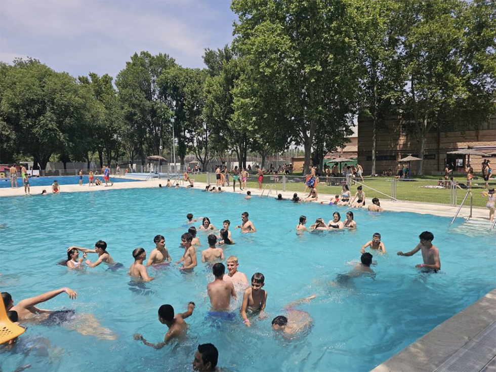 Usuarios en la piscina de San Mart&iacute;n de la Vega.