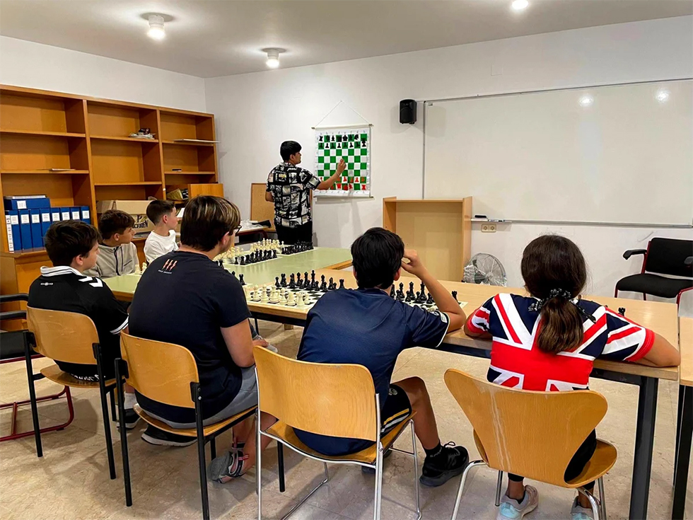 Andr&eacute;s Ingunza imparte una de sus clases en el Club de Ajedrez de San Mart&iacute;n de la Vega.
