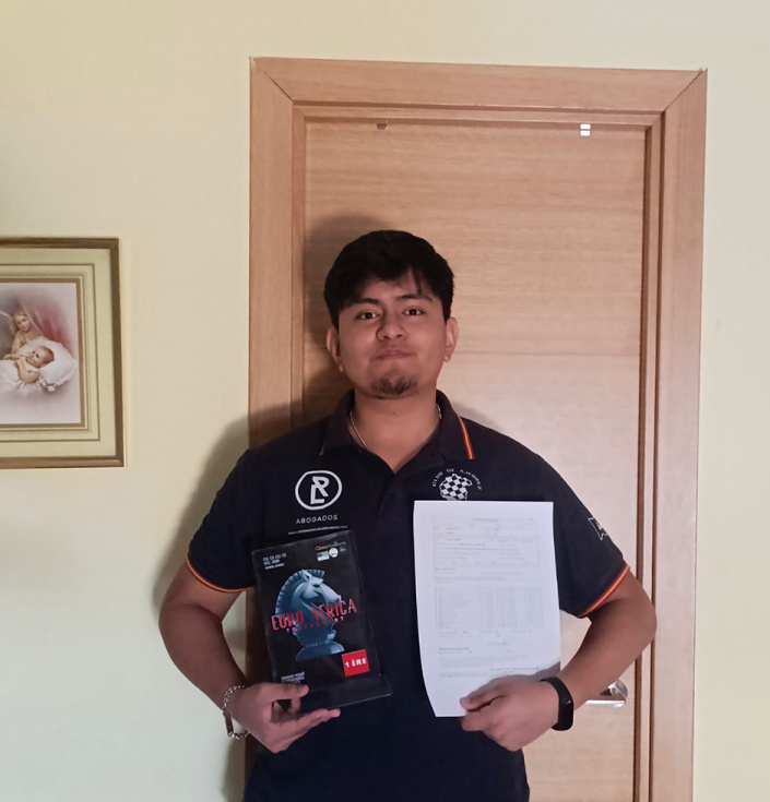 Andrés posa con el título de campeón del torneo de Tánger (Marruecos).