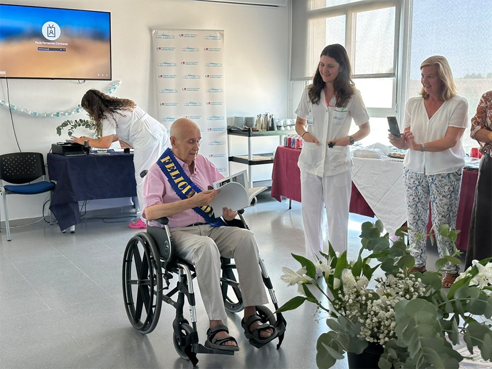Un vecino de Pinto cumple su sueño de publicar sus poemas mientras recibe cuidados paliativos en Valdemoro
