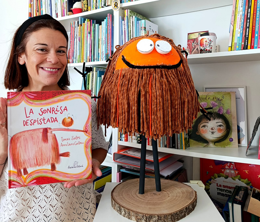 La escritora de Ciempozuelos Tamara Santos presenta ‘La sonrisa despistada’, su nuevo álbum ilustrado