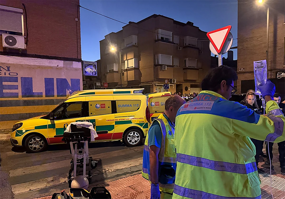 Los servicios de emergencia atendiendo a las v&iacute;ctimas en el lugar del incidente.