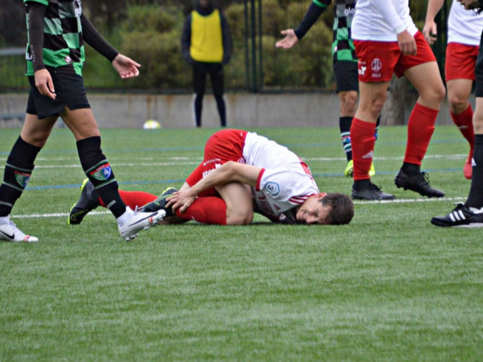 Jugador del Pinto doliéndose en el suelo | Imagen: Atl. Pinto.