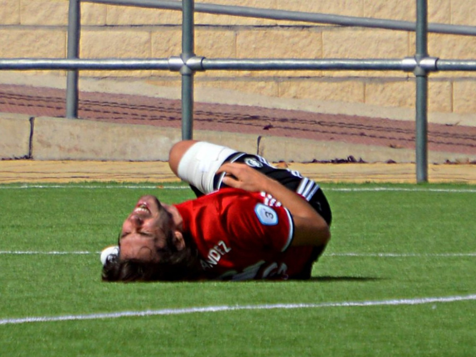 Un jugador del Atlético de Pinto se duele en el césped | Imagen: Atl. Pinto.