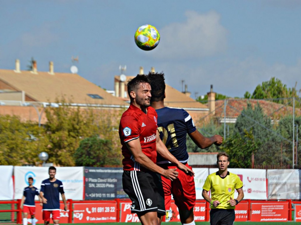 Choque entre dos jugadores del Atlético de Pinto y el Flat Earth | Imagen: Atl. Pinto.