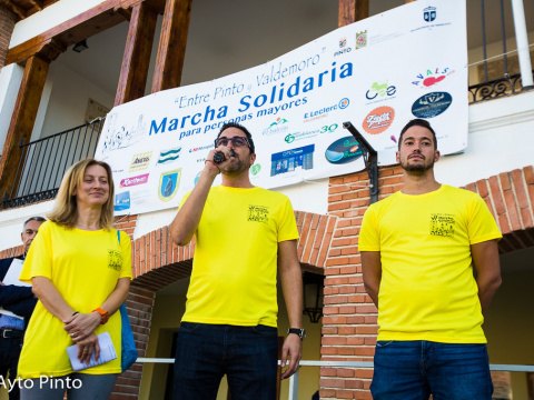 El alcalde de Pinto dirige unas palabras a los presentes antes de iniciar la salida.