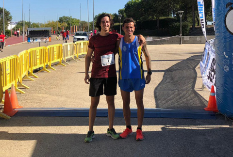 Dos de los atletas, Alex y Saúl (2º) a su llegada a la meta.