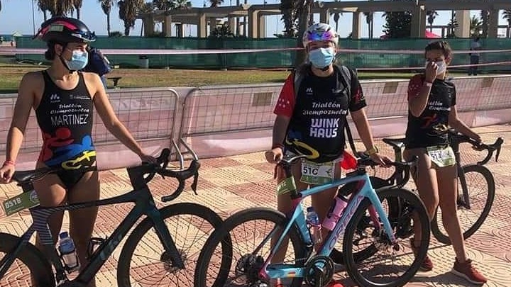 Carla, Alejandra y Sandra tras finalizar la carrera.