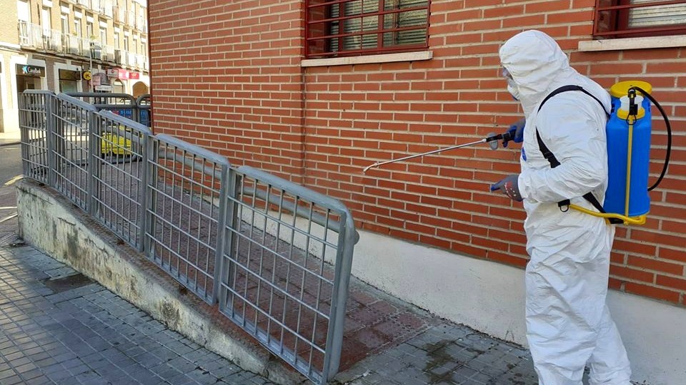 Un trabajador de Aserpinto desinfecta el centro de salud de Dolores Soria.