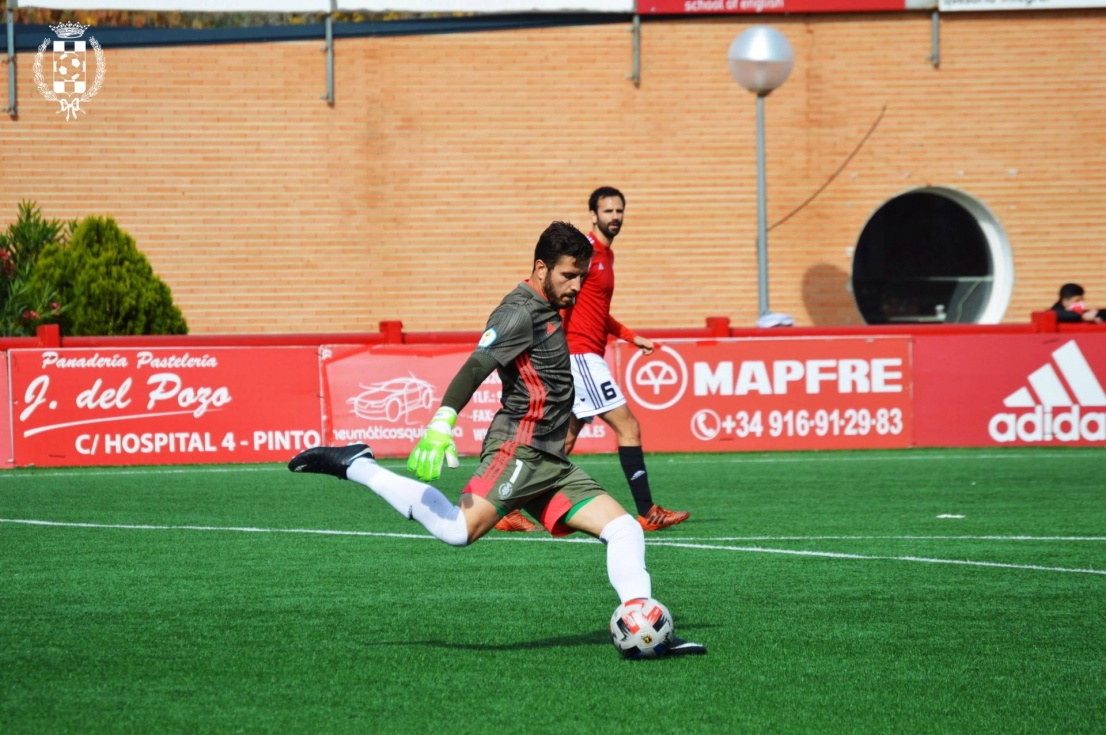 Morales sacando un bal&oacute;n durante el partido | Img: Atl. Pinto.