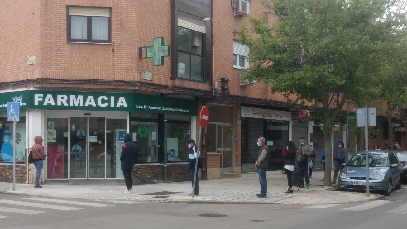 Cola para acceder a una farmacia de Pinto.