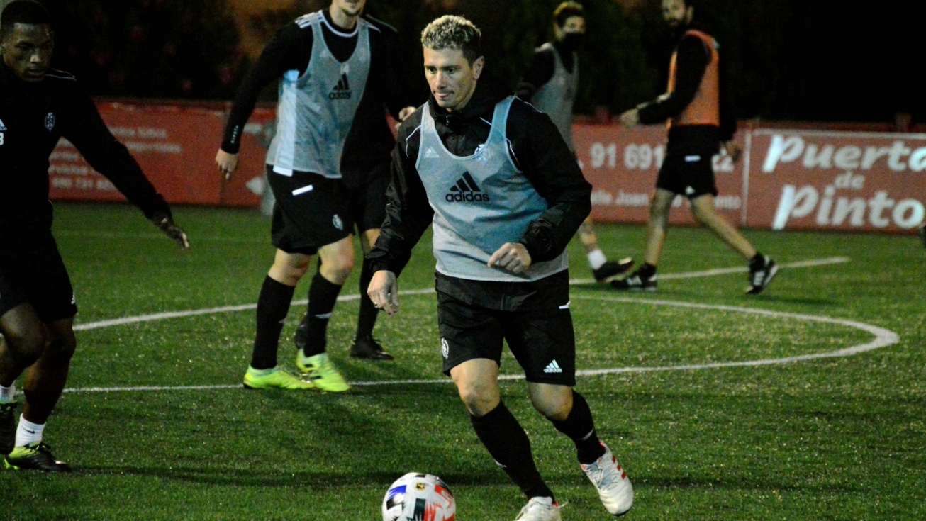 El jugador del Atl&eacute;tico de Pinto Piti durante un entrenamiento.