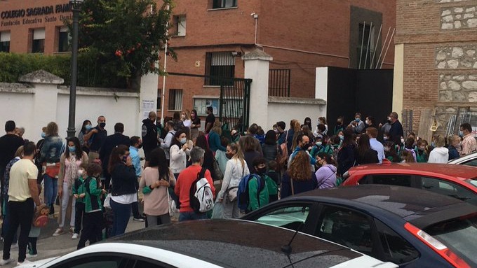 Entrada del Colegio Sagrada Familia de Pinto.