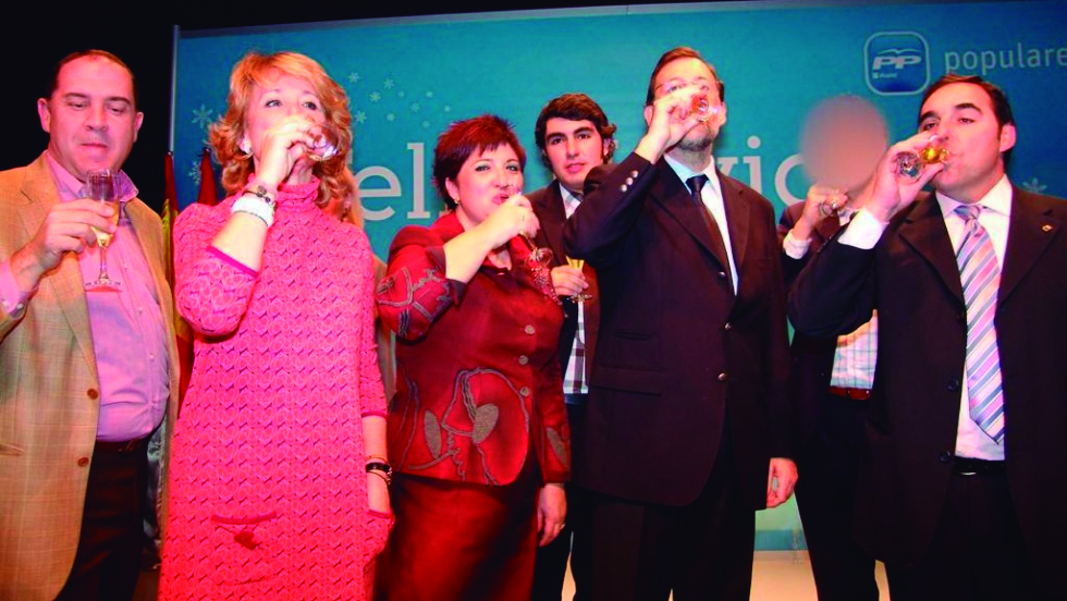 Rajoy y Esperanza Aguirre en la copa de Navidad de l PP de Ciempozuelos en 2008. En el centro la entonces alcaldesa del PP, Mª Ángeles Herrera y a ambos extremos los concejales José Carlos Boza y Rafael Marín.