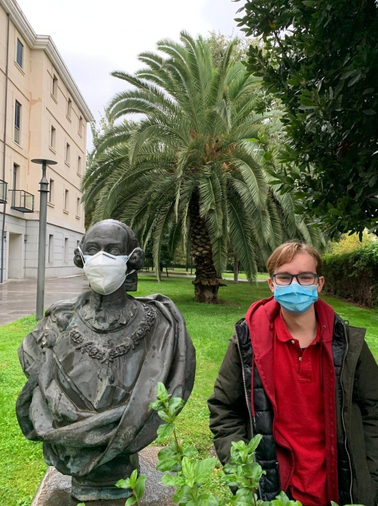 Jaime Mercado posa en su universidad junto a la estatua de Carlos III.