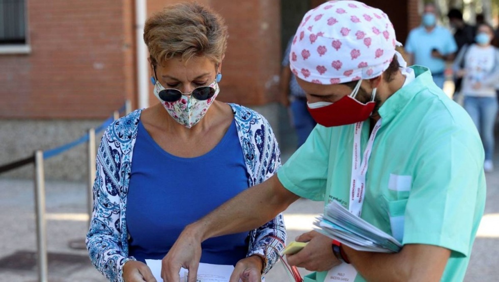 Un sanitario da explicaciones a una mujer en Parla.
