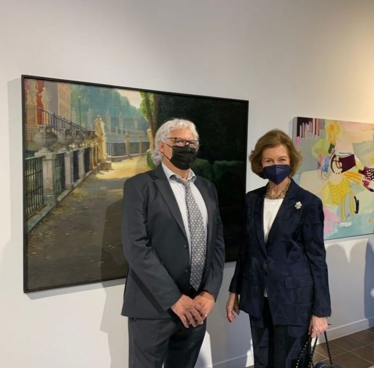 Ramón Córdoba con la reina Sofía delante de su cuadro en la exposición de la Casa de Vacas del Retiro.