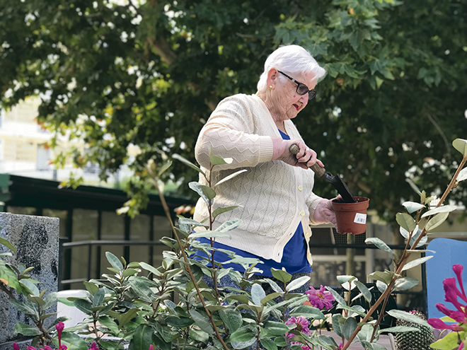 Paquita arregla sus plantas en la residencia Aprende a Vivir de Ciempozuelos.
