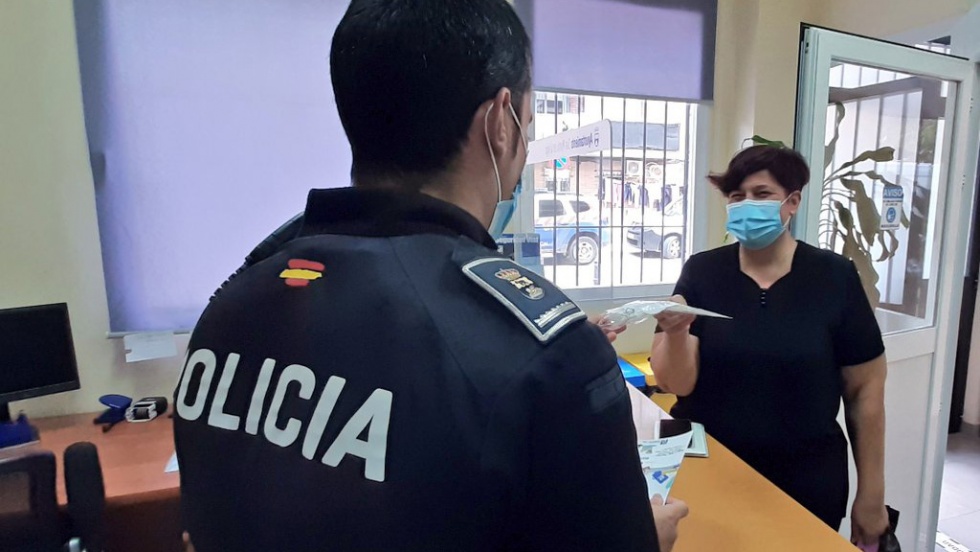 Un agente entrega la botella "pipiclean" a una vecina | Ayuntamiento de San Martín de la Vega