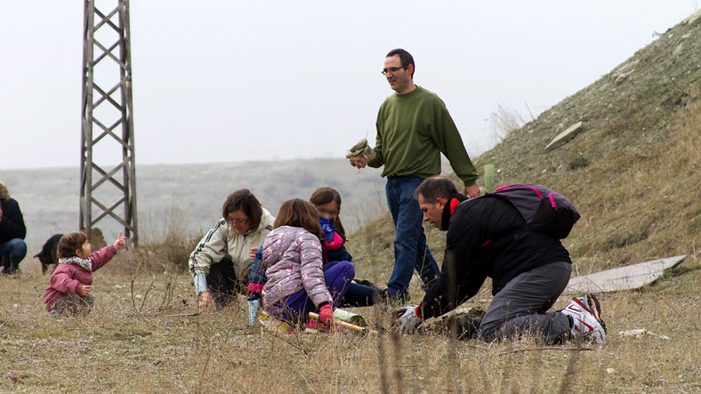Una familia de Pinto participa en una de las anteriores repoblaciones | Ecologistas en Acción