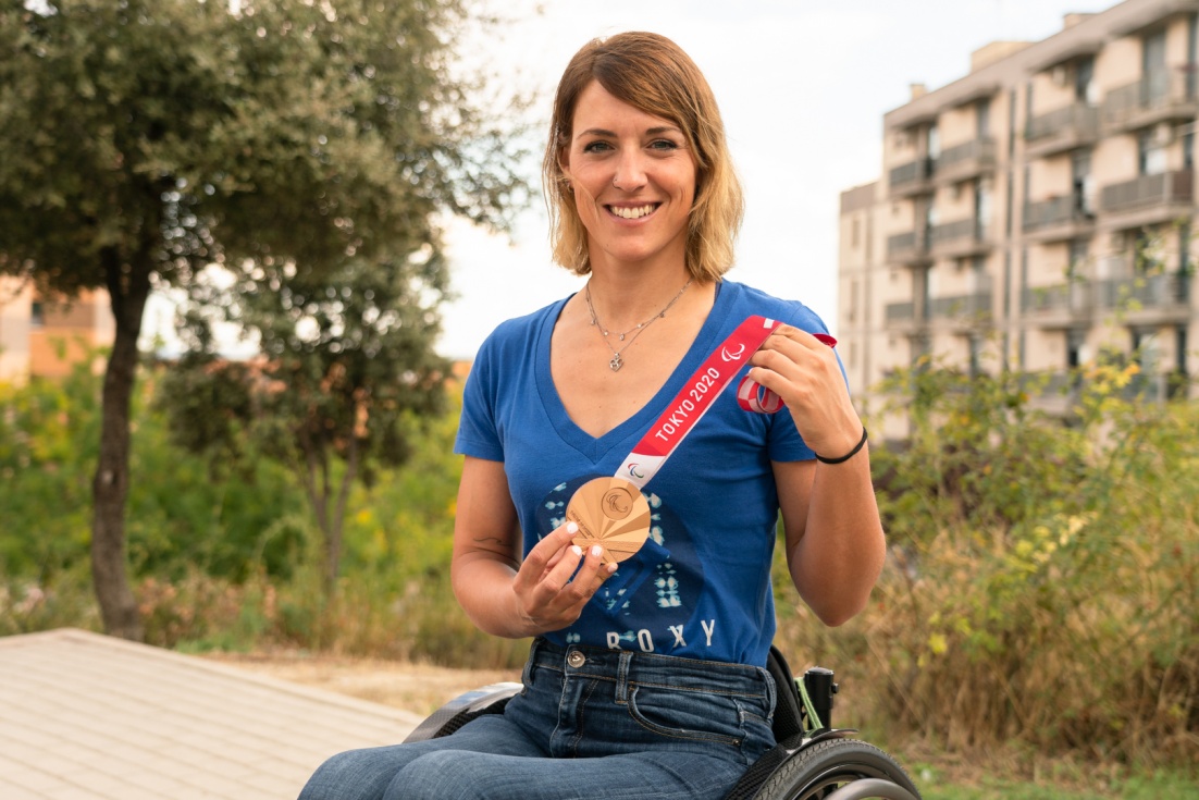 Eva Moral sostiene su medalla de bronce obtenida durante los Juegos Paralímpicos de Tokio.