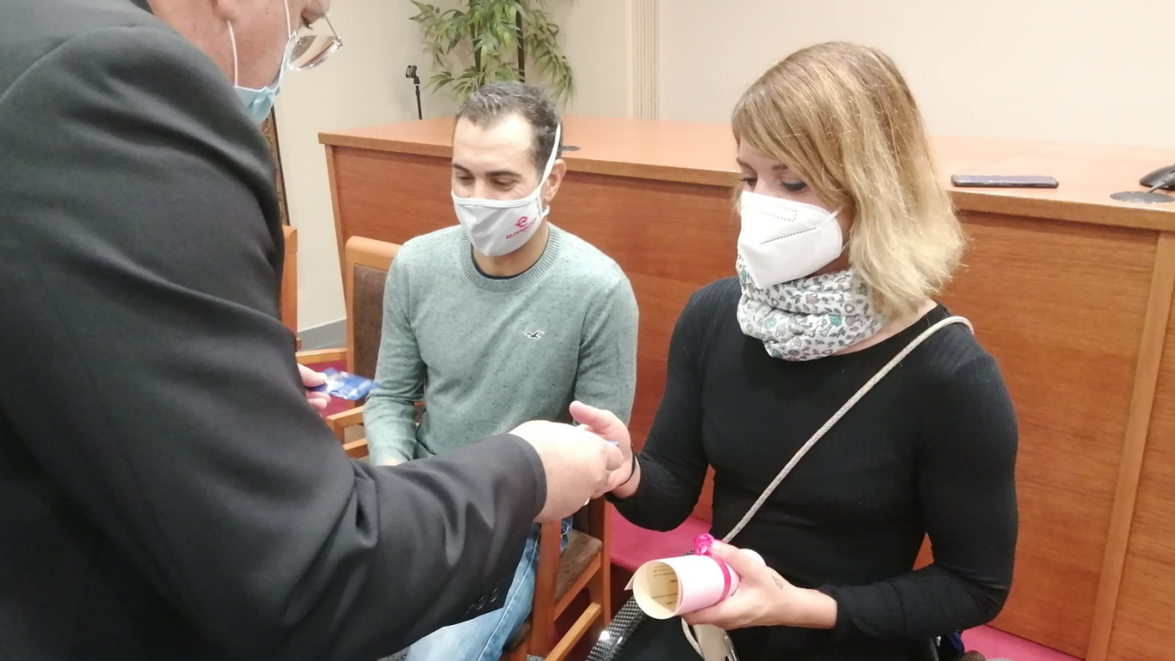 Eva Moral y &Aacute;ngel Salamanca recibiendo los diplomas en el Obispado de Getafe.