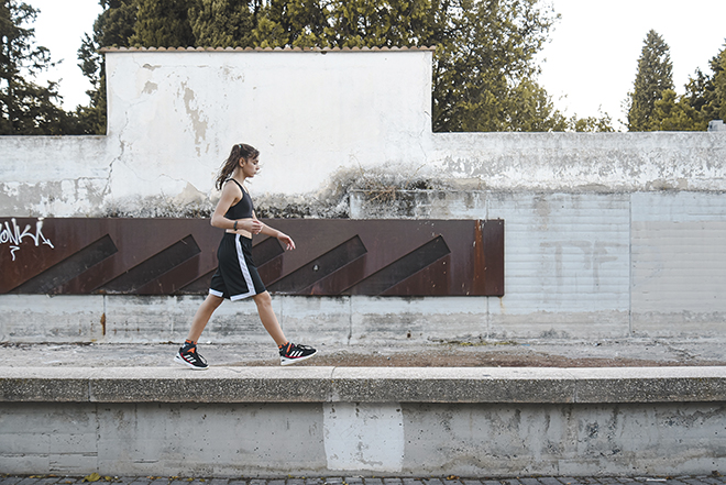 Sara, campeona infantil de España de parkour, sobre la fuente del parque Tierno Galván.